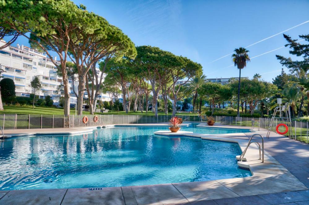 Playas Del Duque, Puerto Banus, Golf .Playa Y Compras Apartment Marbella Bagian luar foto
